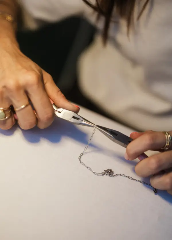 Montaje en directo de una pulsera personalizada con alicates