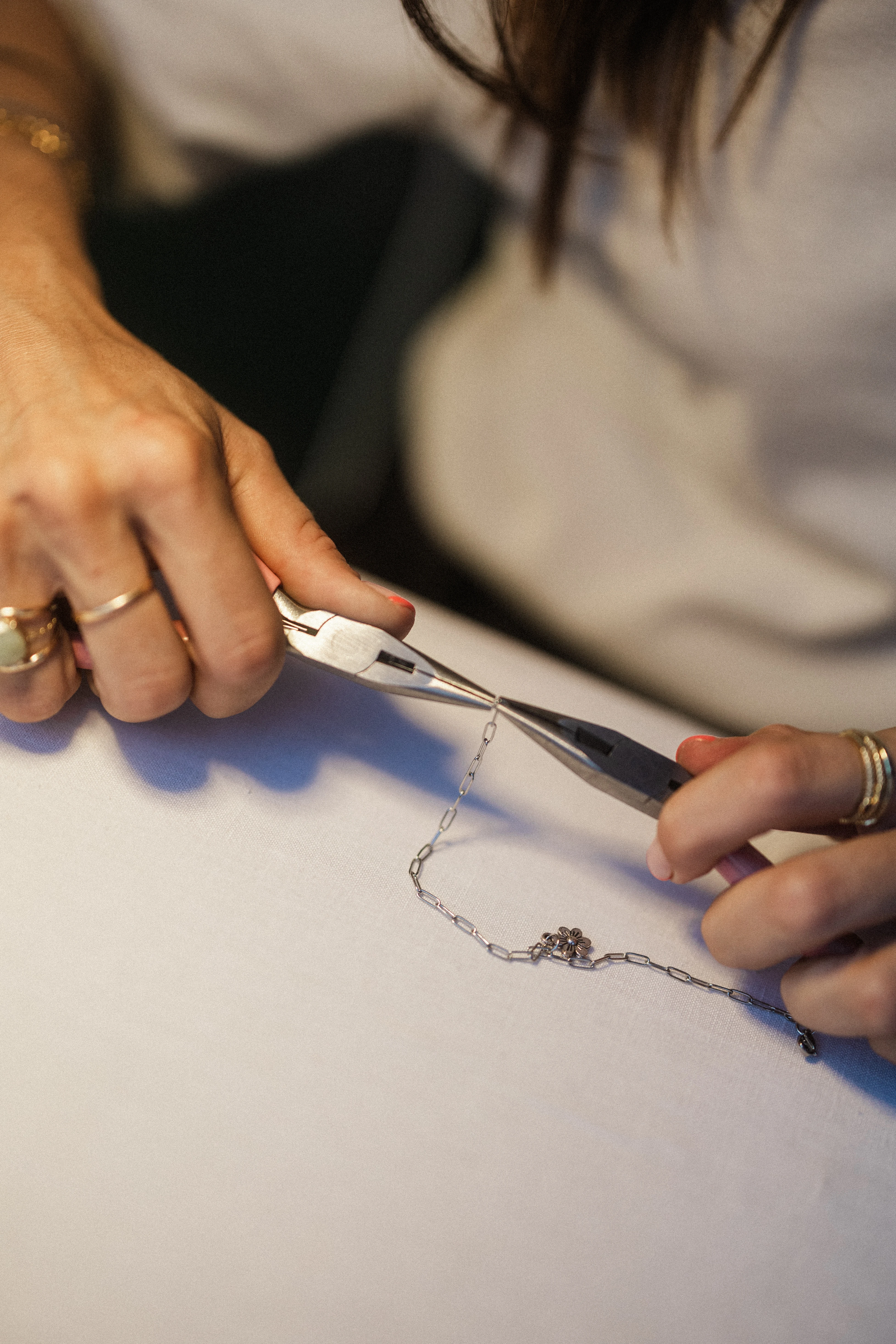 Montaje en directo de una pulsera personalizada con alicates