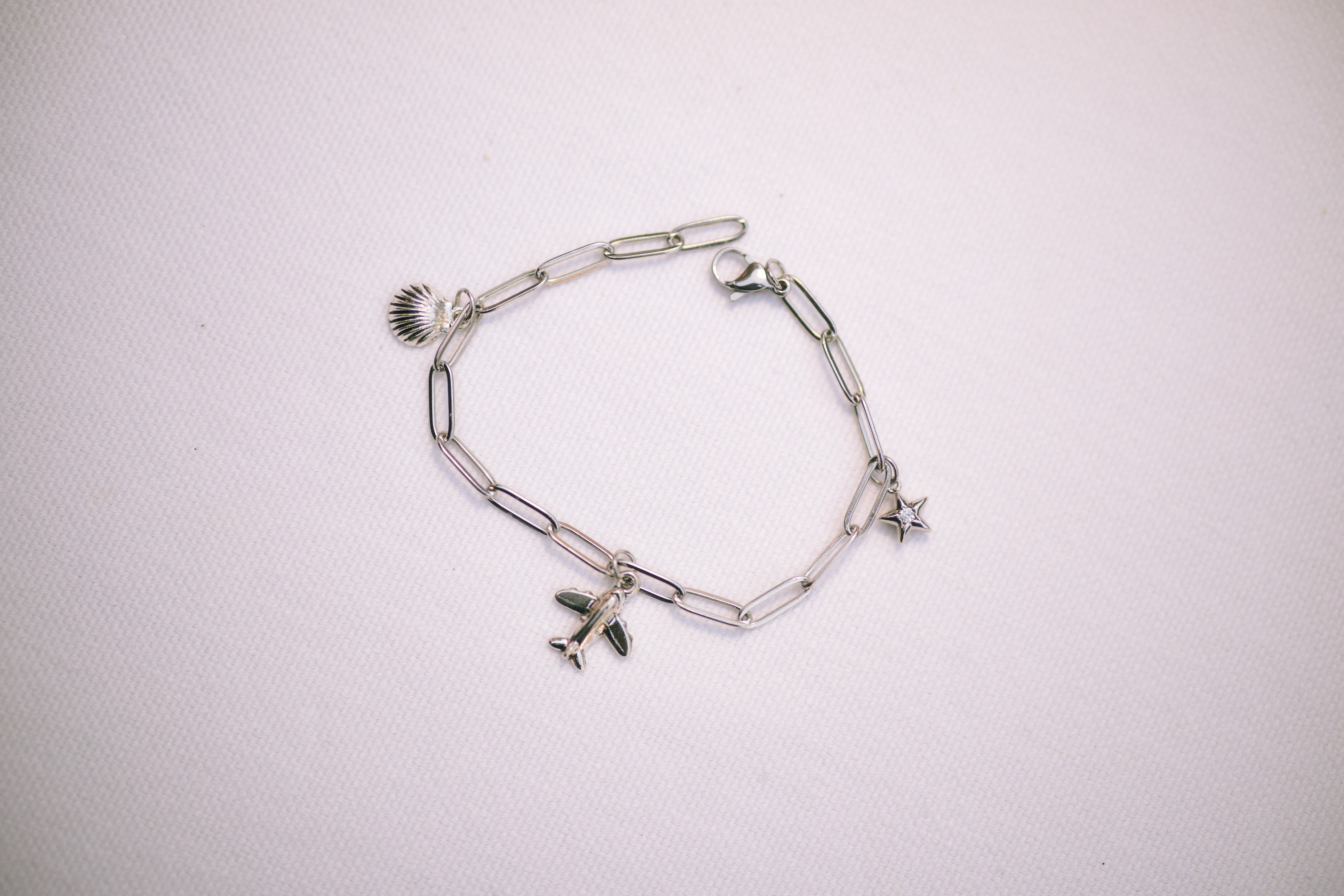 Pulsera personalizada terminada con tres charms